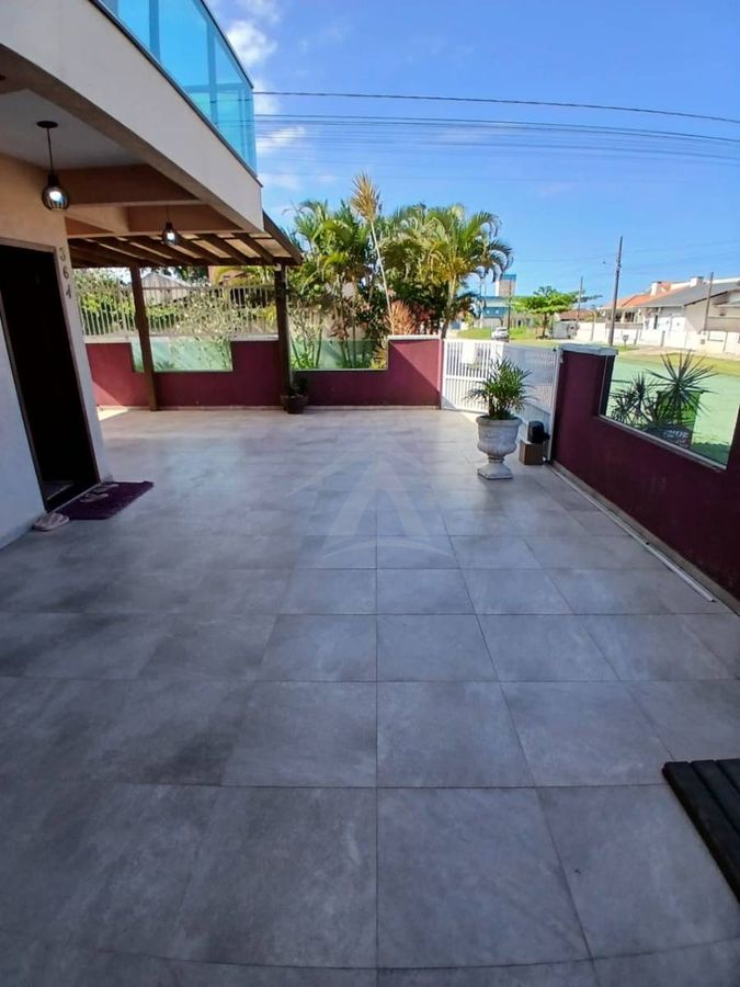 Sobrado de esquina, 3 dormitórios sendo 1 suite, itapema do norte