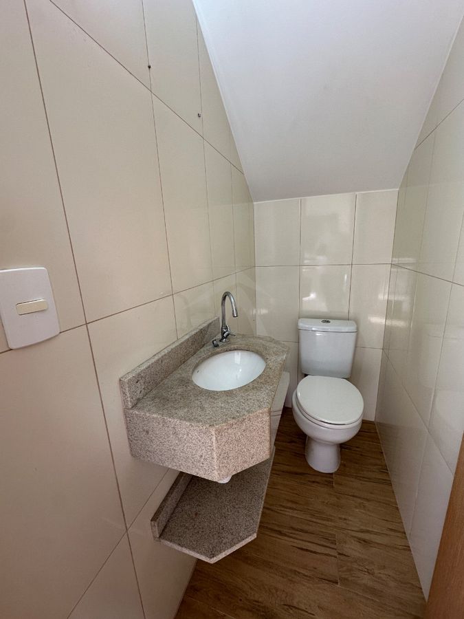 Sobrado com piscina, 3 suítes, bal cambiju