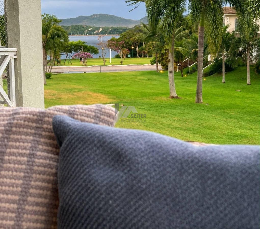 Apartamento de 1 dormitório em condomínio no Canto da Lagoa
