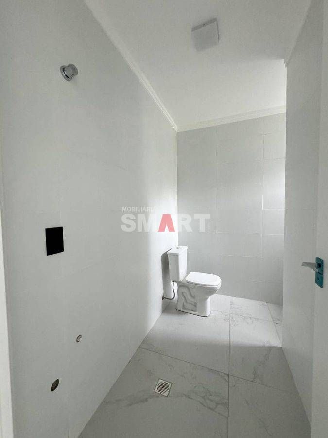 Casa Geminada com 1 Suíte + 2 Quartos e Amplo Espaço de Fundos