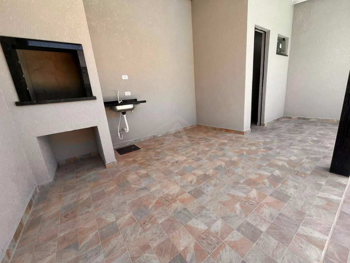 Casa com piscina, 3 quartos sendo 1 suite, bal. Principe