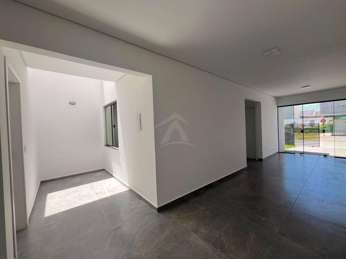 Casa com piscina, 3 quartos sendo 1 suite, bal. Principe
