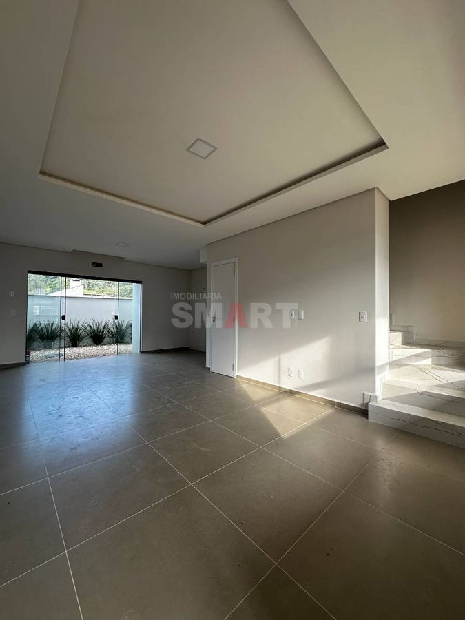 Geminado Duplex com 1 Suíte + 2 Quartos e Espaço de Fundos com Churrasqueira