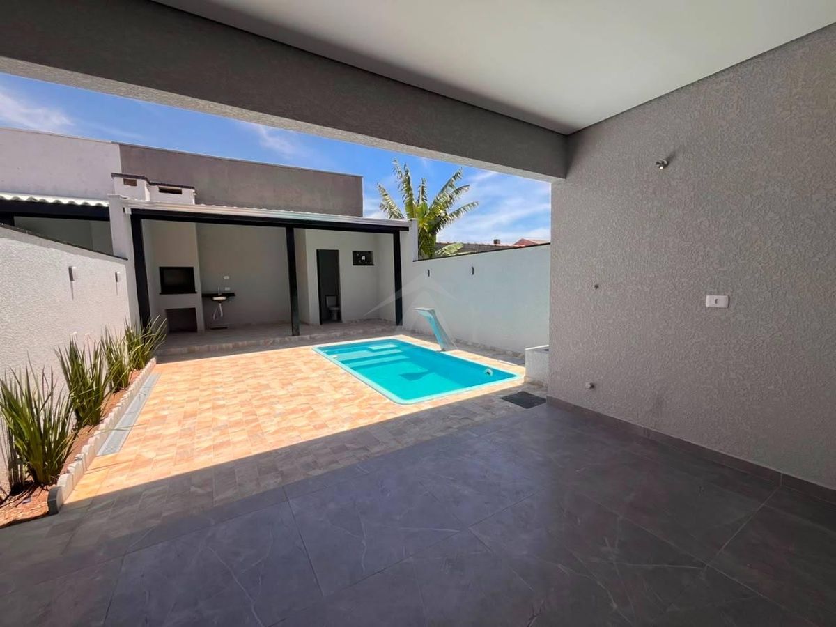Casa com piscina, 3 quartos sendo 1 suite, bal. Principe