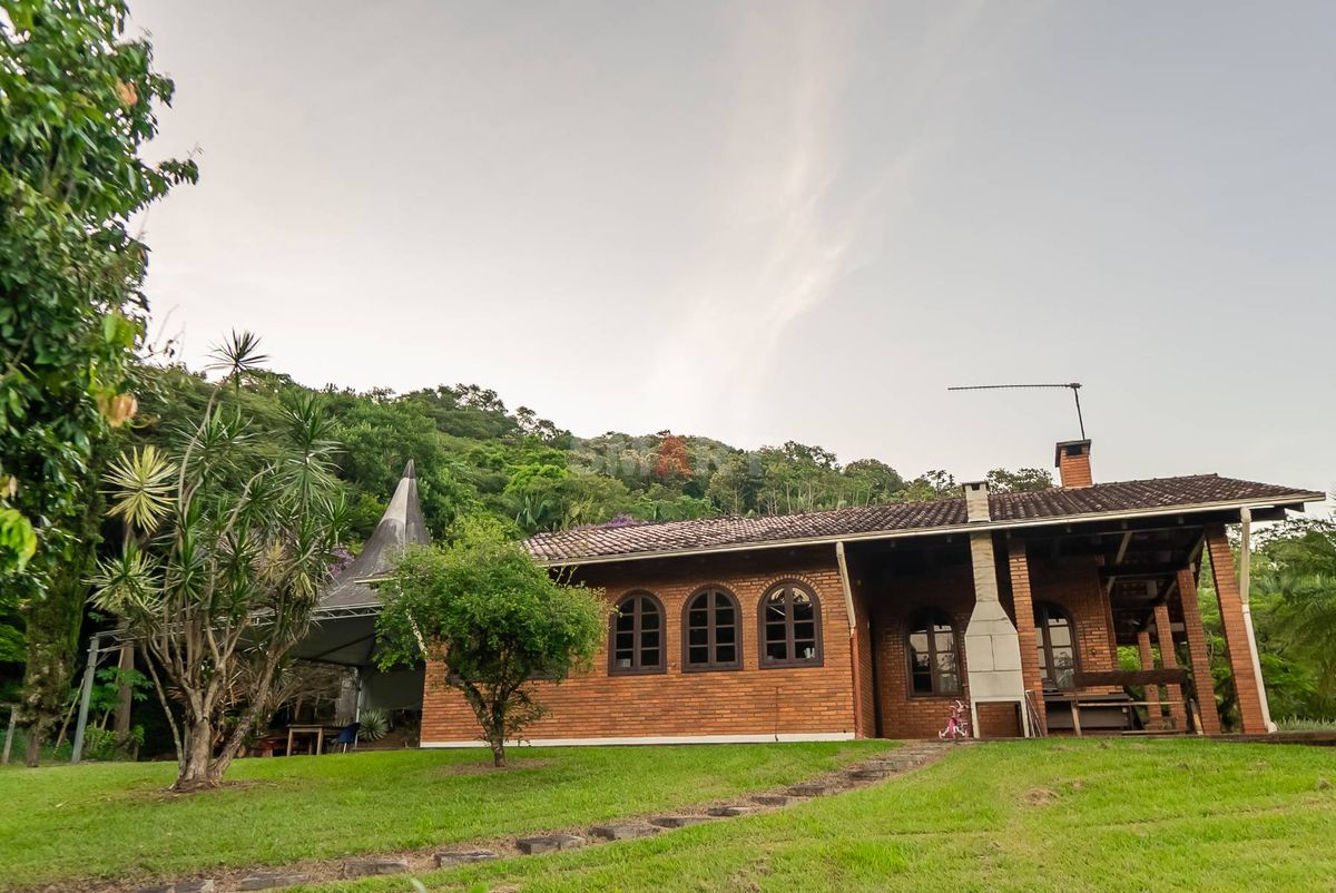 Chácara com 8 Lagoas, 2 Casas e Choupana de Festas em Guaramirim
