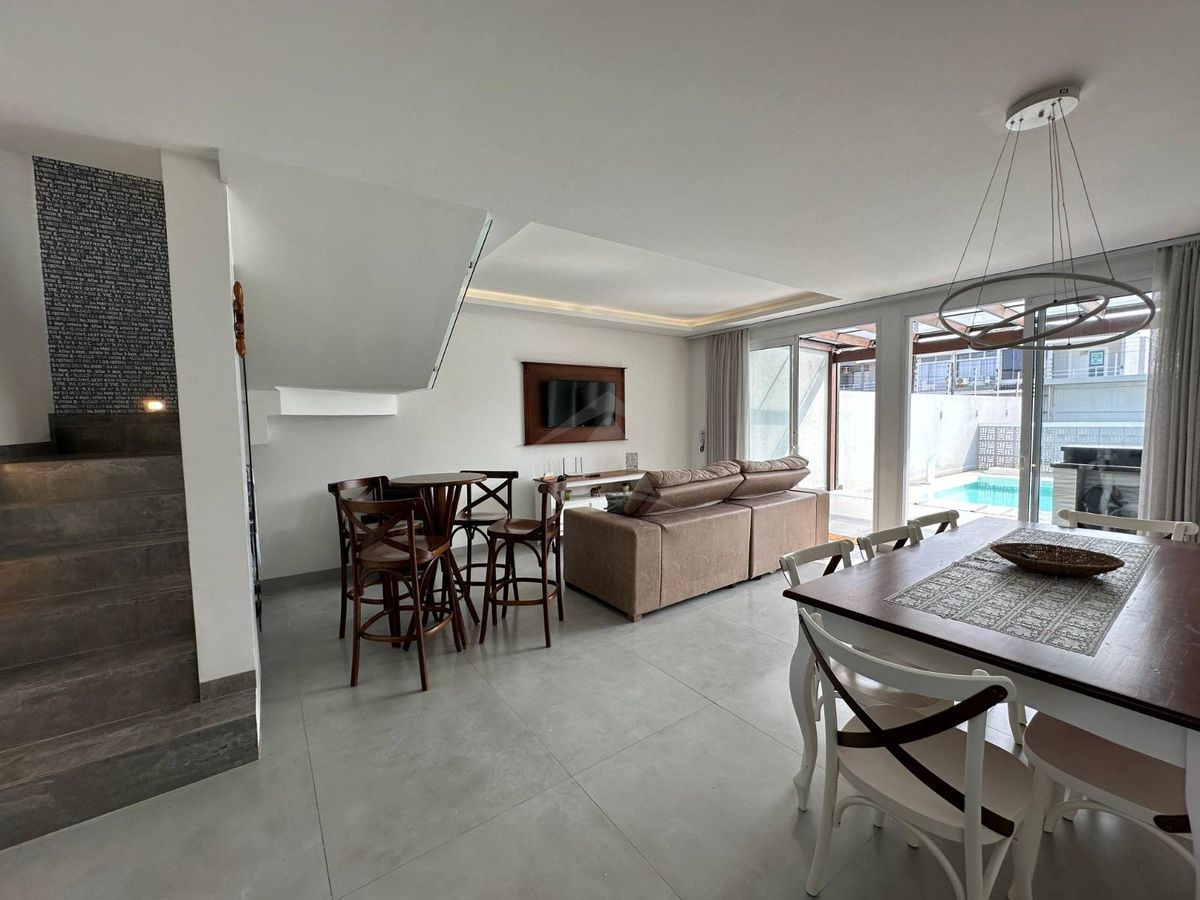 Sobrado quadra mar, com 3 quartos sendo 1 suite, cambijú