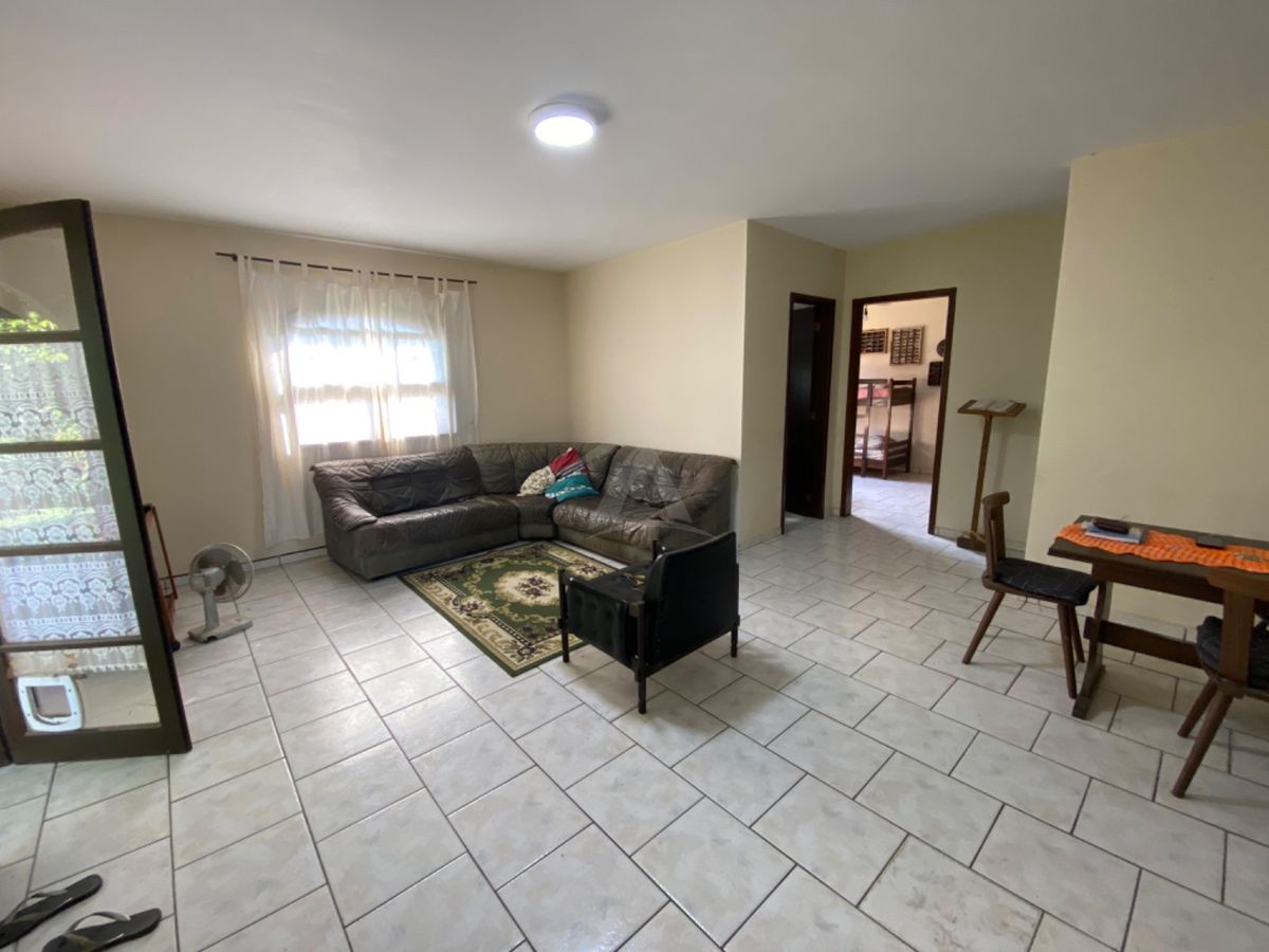 Casa com amplo terreno, 3 quartos, centro