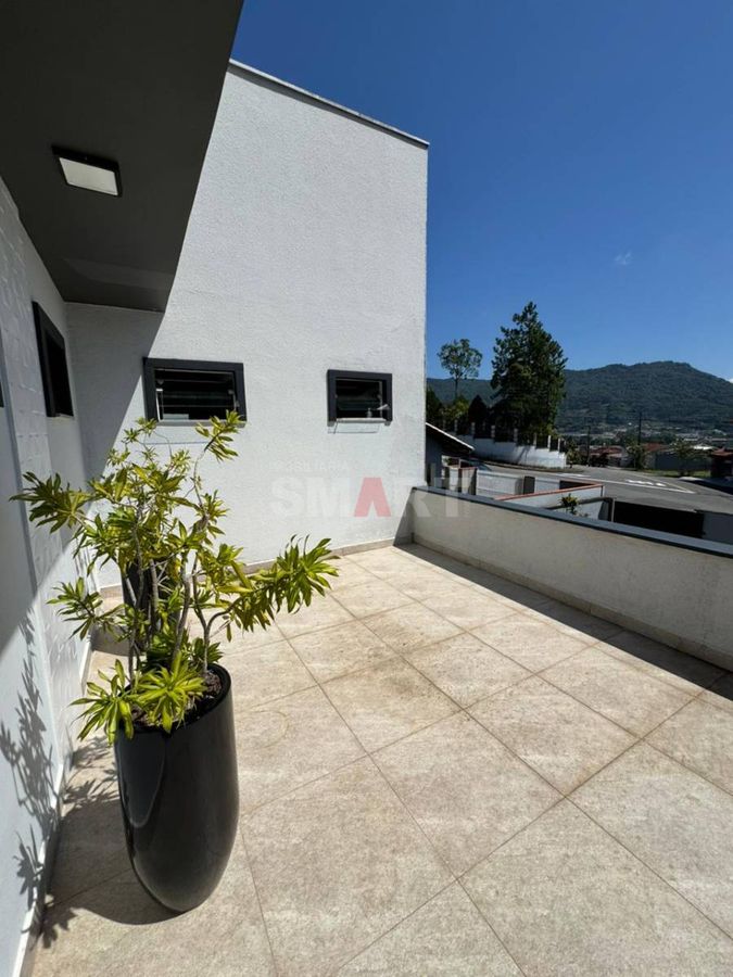 Casa com Piscina no Terraço e Ampla Área Externa no Bairro Ilha da Figueira