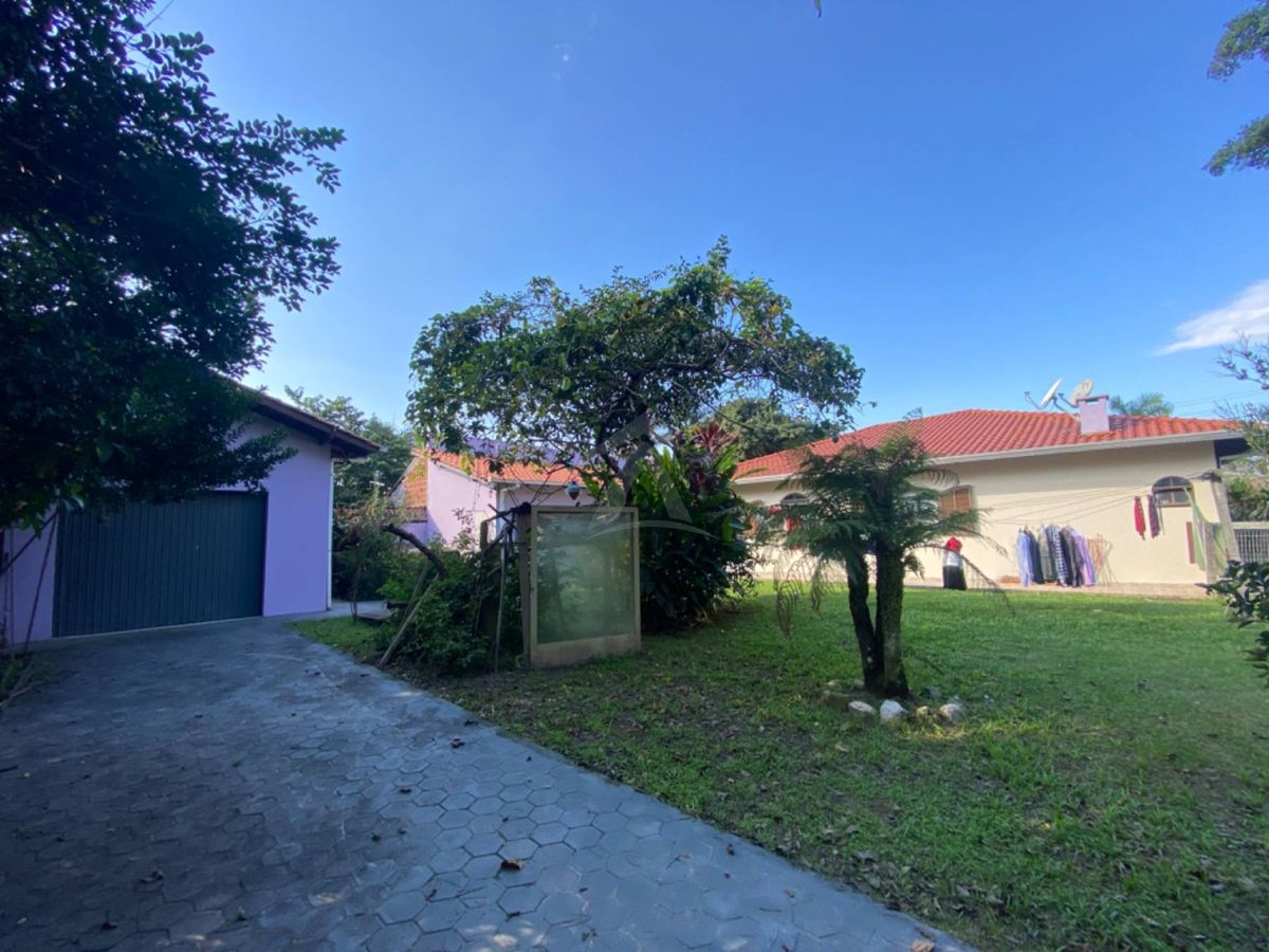 Casa com amplo terreno, 3 quartos, centro