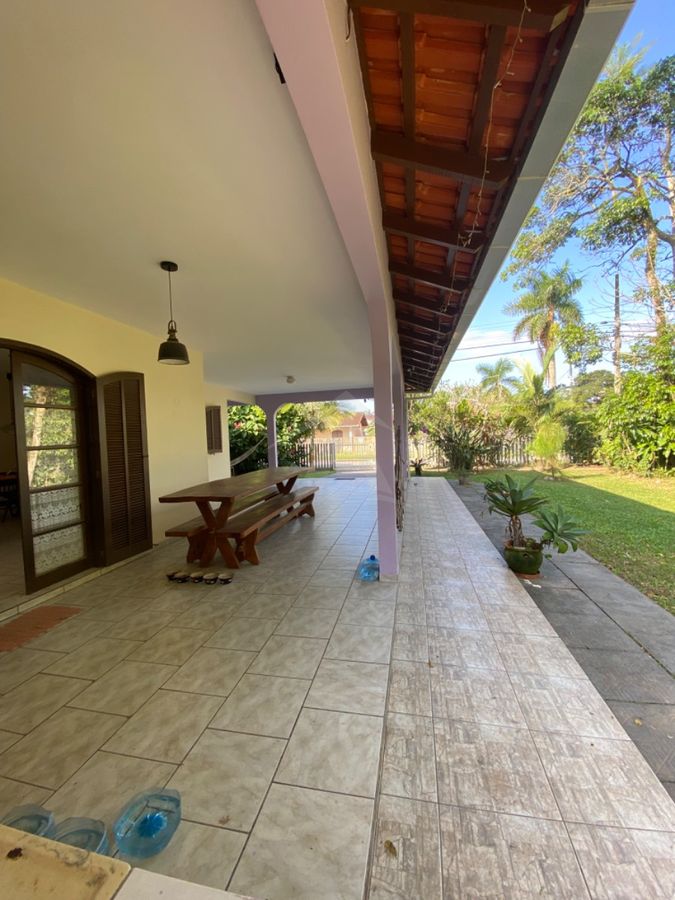 Casa com amplo terreno, 3 quartos, centro