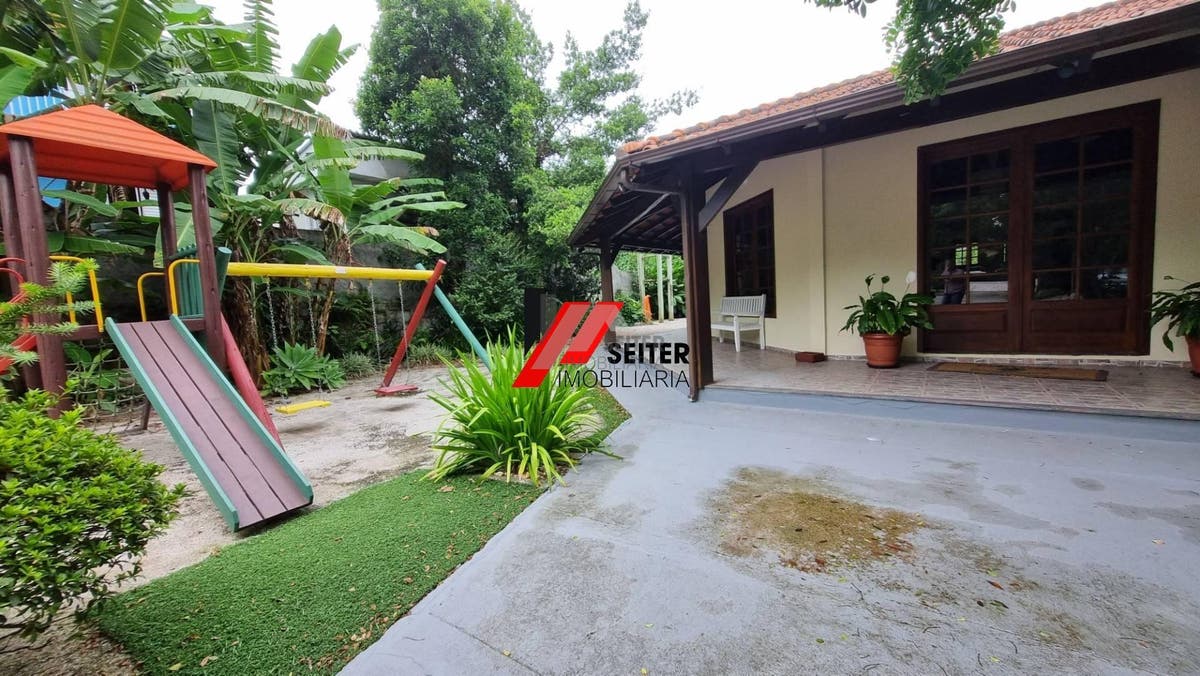 Casa mobiliada à venda em condomínio fechado no Bairro Monte Verde em Florianópolis com 4 quartos sendo 3 suítes