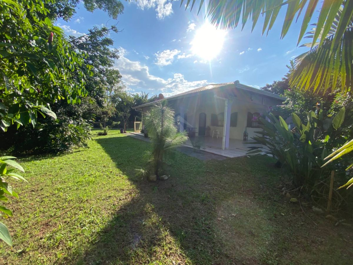 Casa com amplo terreno, 3 quartos, centro
