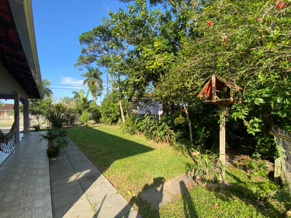 Casa com amplo terreno, 3 quartos, centro