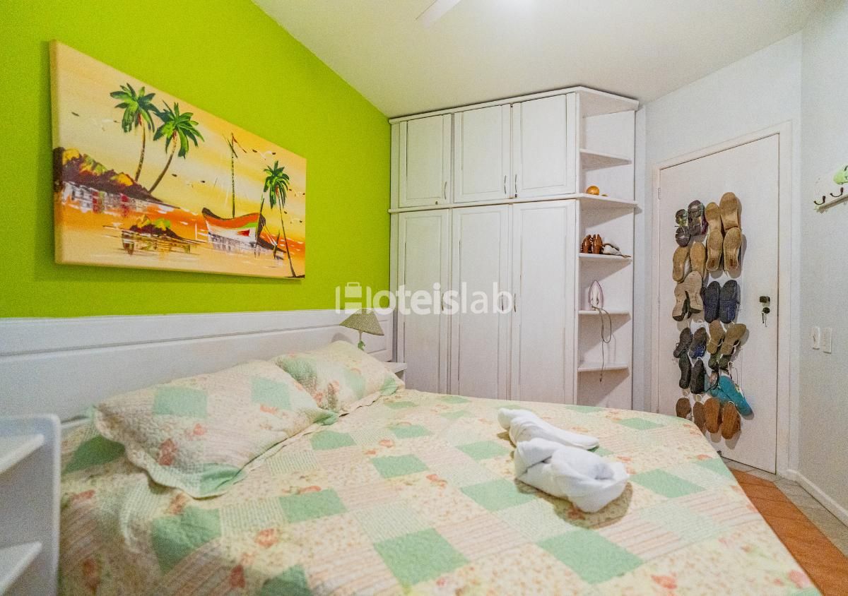 Belíssima cobertura, localizada no condomínio Merit Plaza