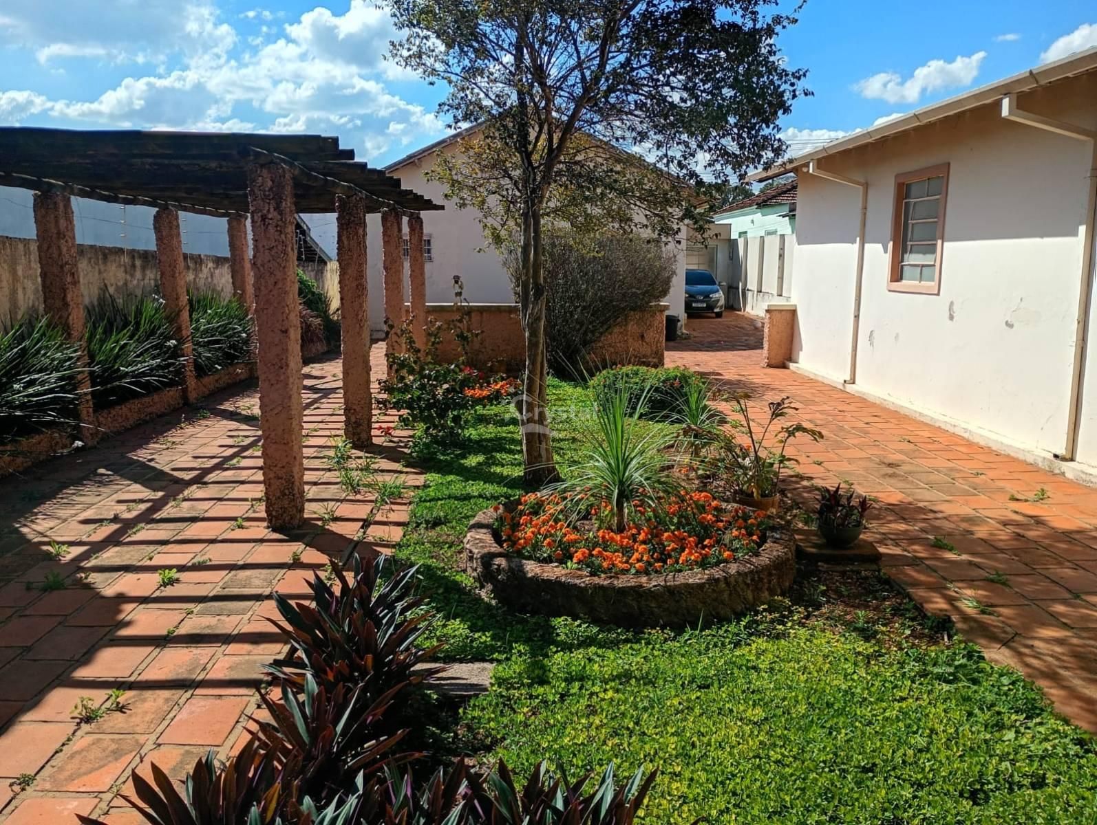 Casa à Venda no Centro de Avaré, com 3 Quartos (1 Suíte), Ampla Garagem e Espaço Gourmet. Foto 2
