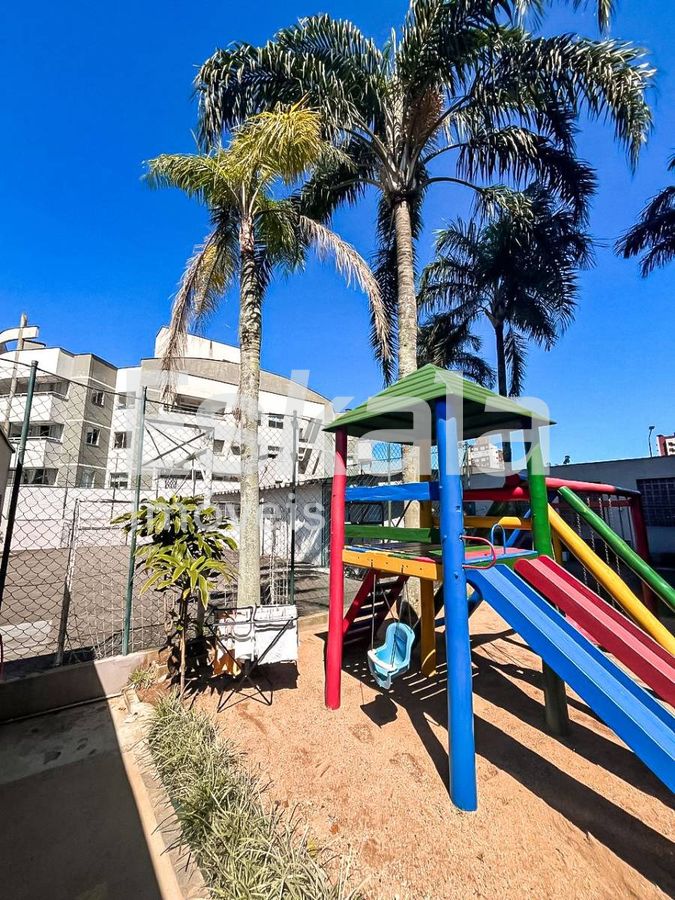 Apartamento semi-mobiliado com 01 suíte + 02 dormitórios centro - jaraguá do sul