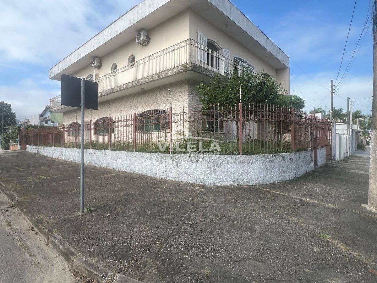 Casa a poucos metros da praia indaia