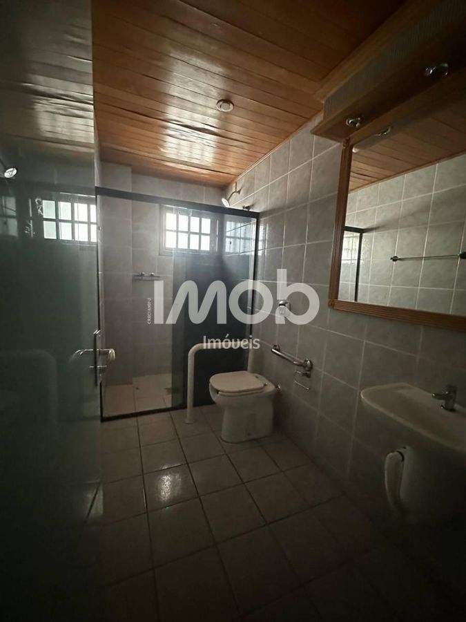 Casa com suíte master + 4 quartos, centro