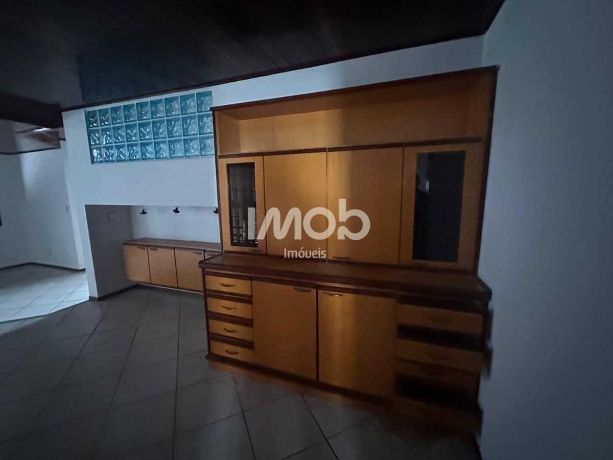 Casa com suíte master + 4 quartos, centro