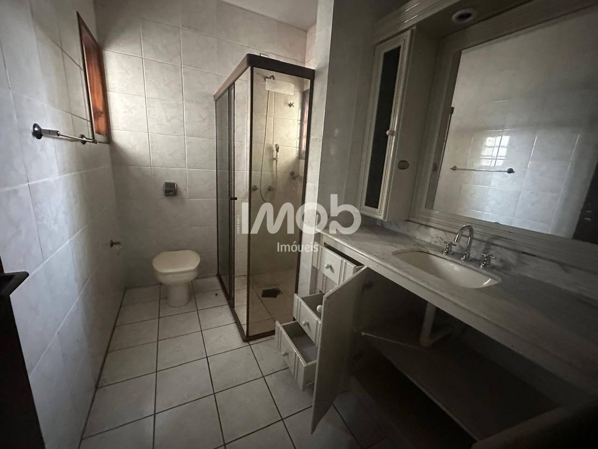 Casa com suíte master + 4 quartos, centro