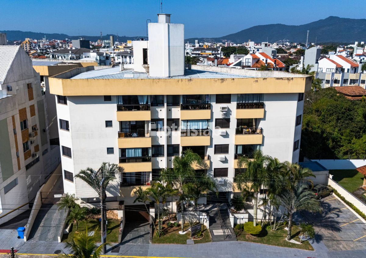 Lindo apartamento com vista lateral para o mar em Canasvieiras
