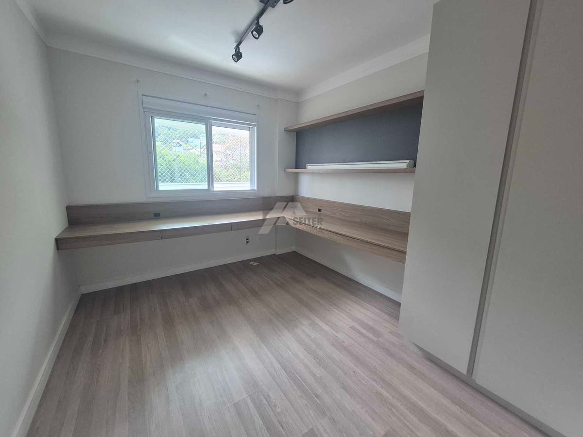 Apartamento alto padrão de 4 dormitorios sacada com churrasqueira e 2 vagas para locação no Itacorubi