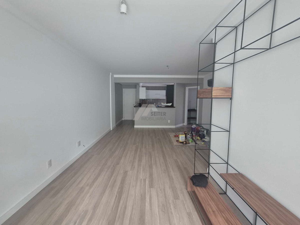 Apartamento alto padrão de 4 dormitorios sacada com churrasqueira e 2 vagas para locação no Itacorubi