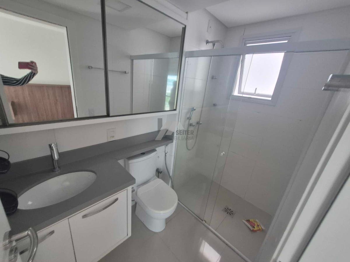 Apartamento alto padrão de 4 dormitorios sacada com churrasqueira e 2 vagas para locação no Itacorubi