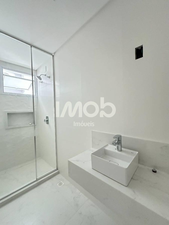 Apartamento com 3 suítes, centro