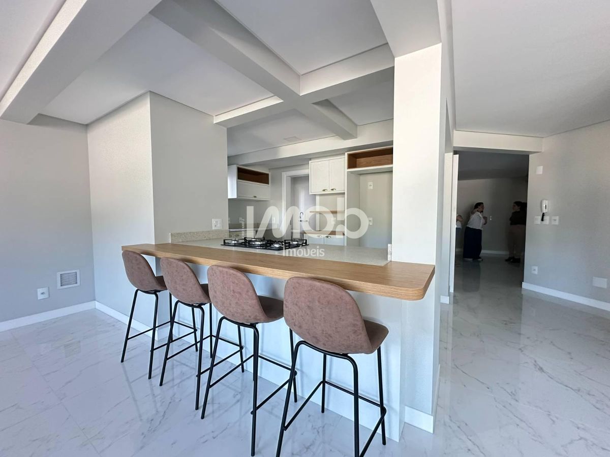Apartamento com 3 suítes, centro
