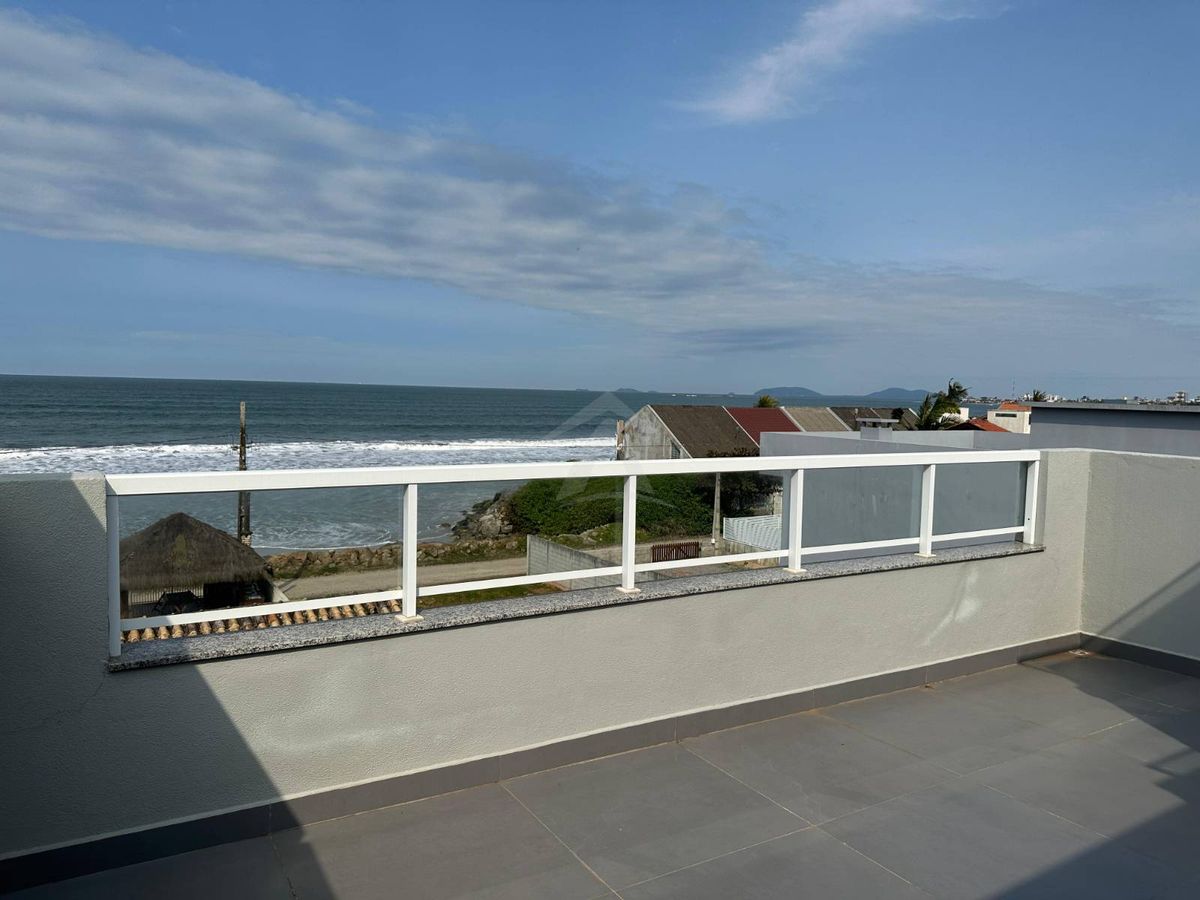 Sobrado quadra mar, com 3 quartos sendo 1 suite, cambijú