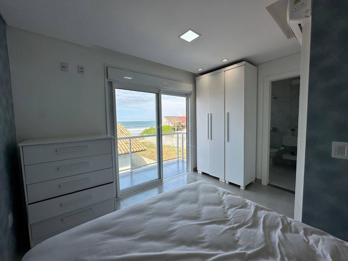 Sobrado quadra mar, com 3 quartos sendo 1 suite, cambijú