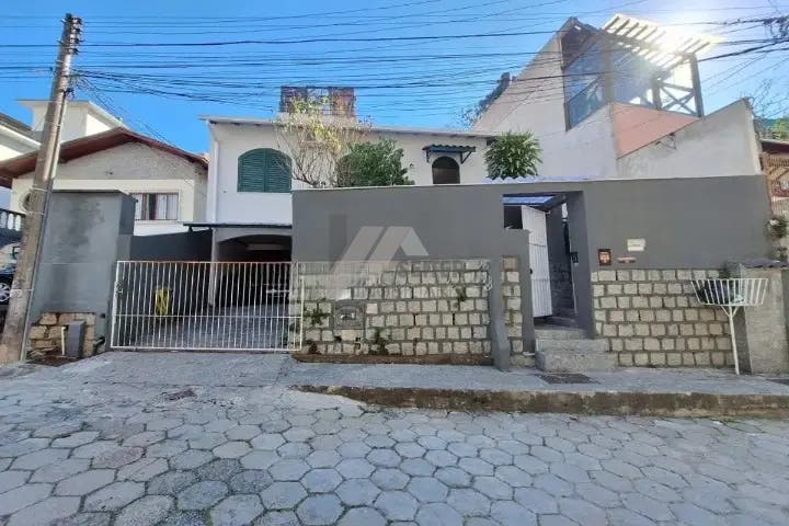 Alugo Casa na Trindade 3 dormitorios