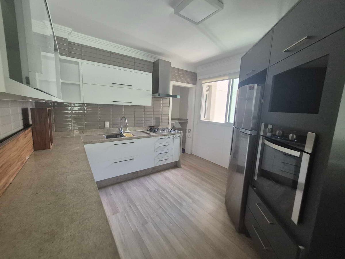 Apartamento alto padrão de 4 dormitorios sacada com churrasqueira e 2 vagas para locação no Itacorubi