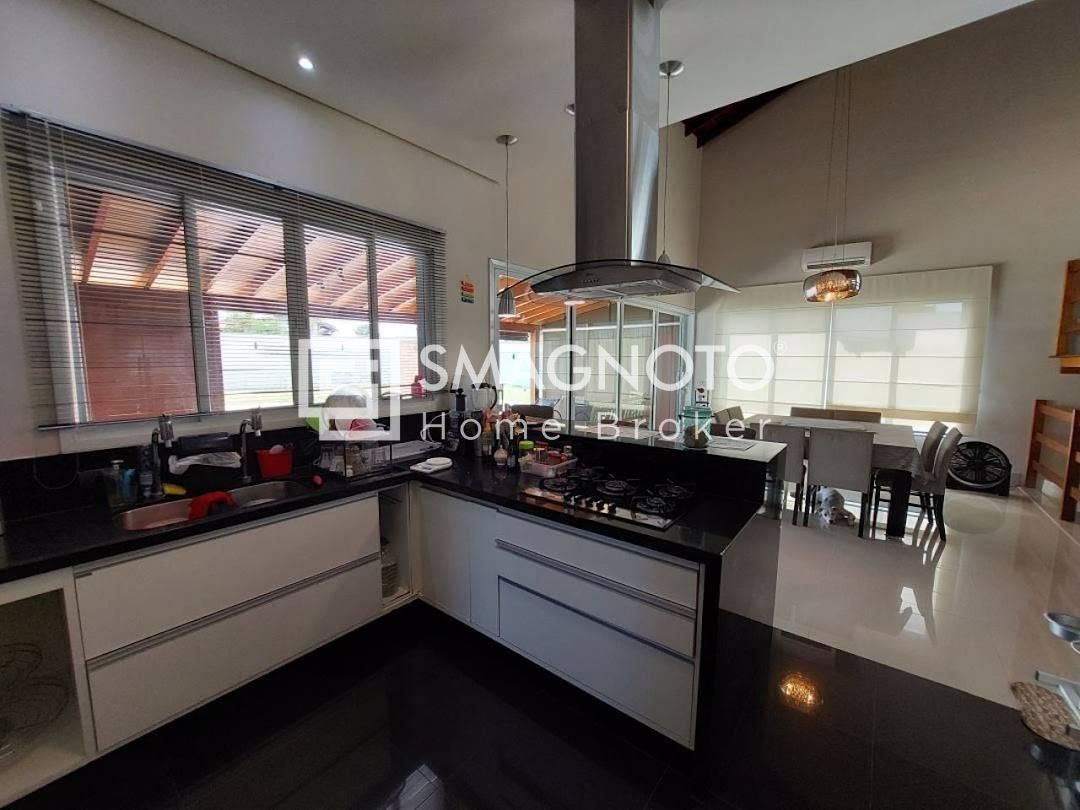 Vendo Sobrado no condomínio Aguas de São Pedro 3 suítes, piscina e excelente nível de acabamento!