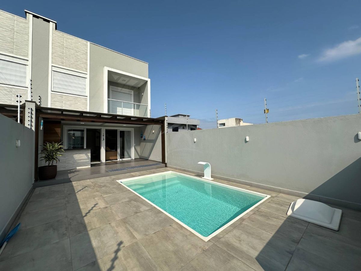 Sobrado quadra mar, com 3 quartos sendo 1 suite, cambijú