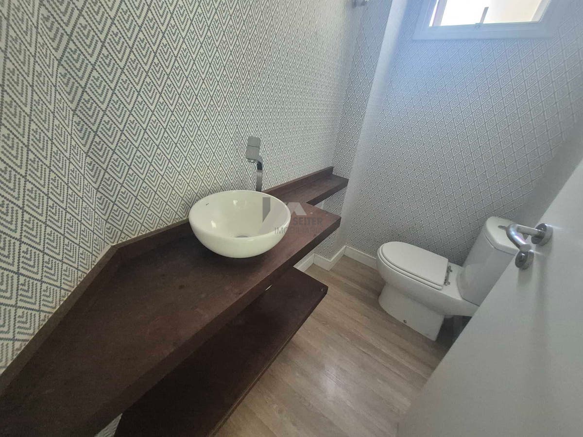 Apartamento alto padrão de 4 dormitorios sacada com churrasqueira e 2 vagas para locação no Itacorubi