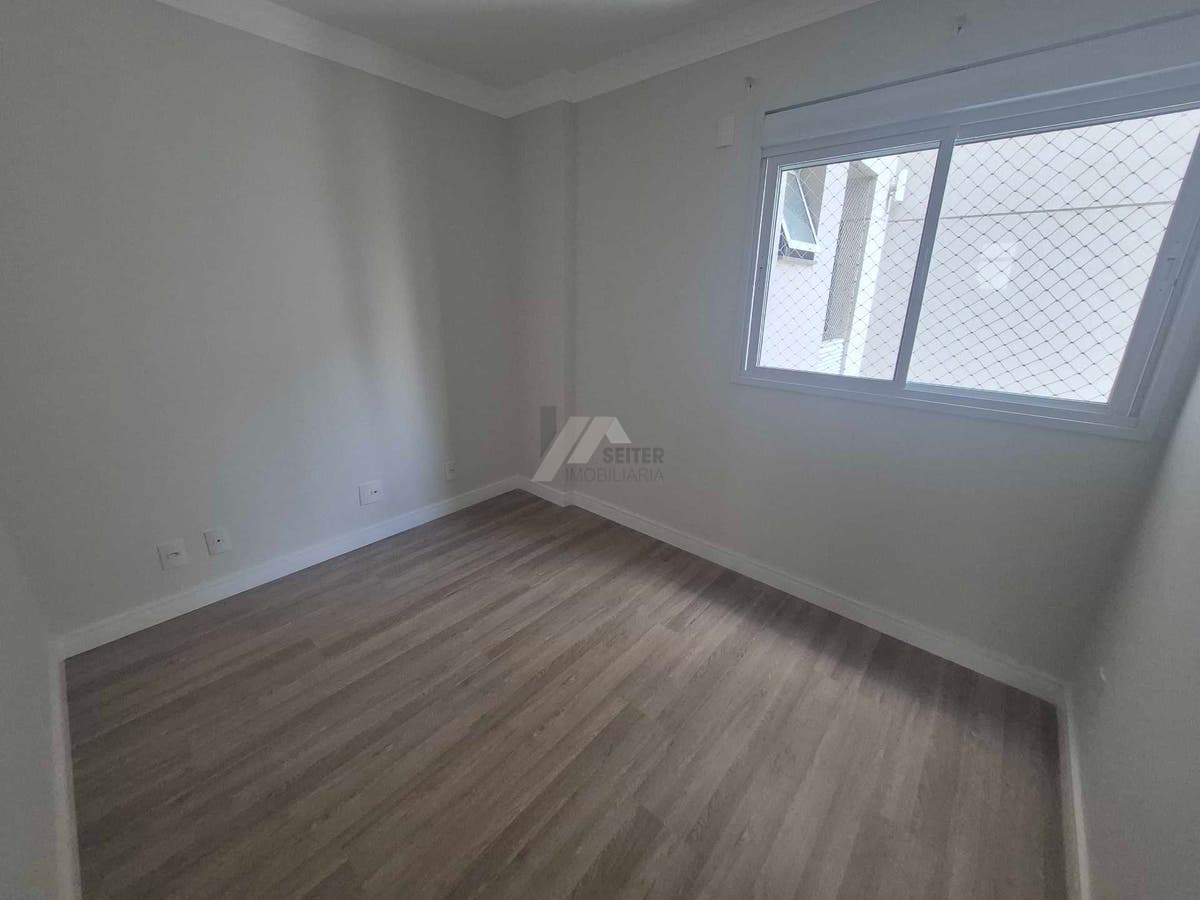 Apartamento alto padrão de 4 dormitorios sacada com churrasqueira e 2 vagas para locação no Itacorubi