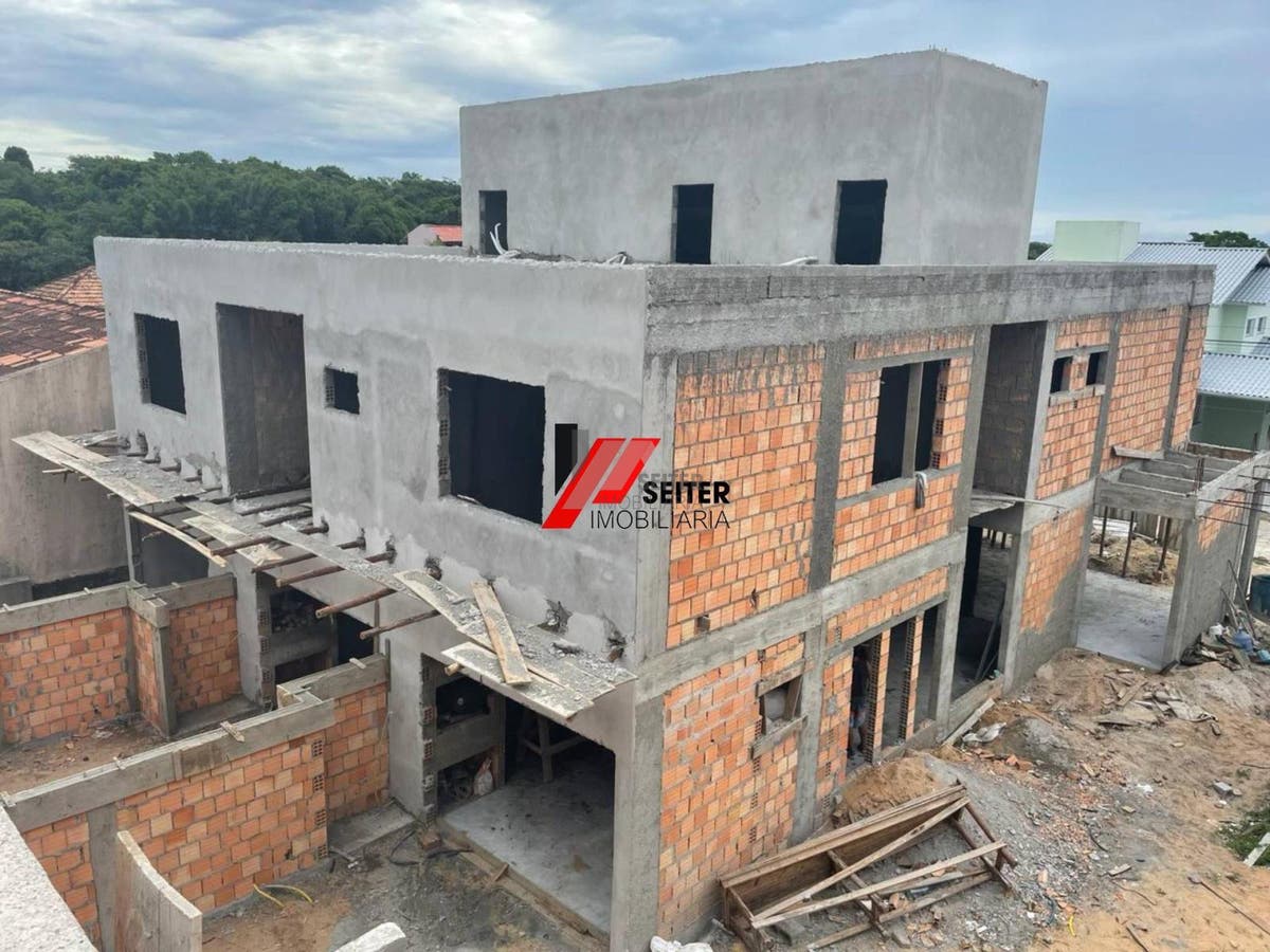 Casa Duplex com 3 quarto sendo 1 suíte à venda na praia dos Ingleses em Florianópolis
