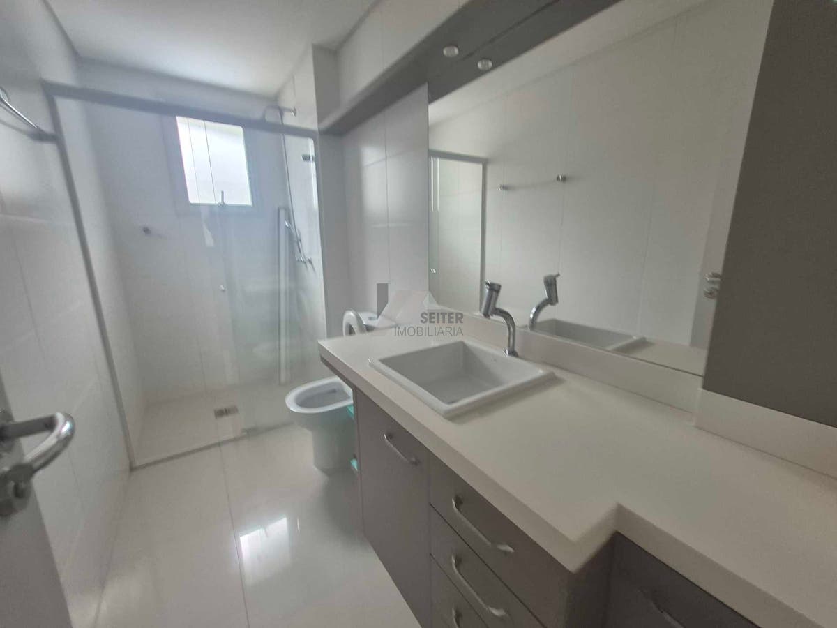 Apartamento alto padrão de 4 dormitorios sacada com churrasqueira e 2 vagas para locação no Itacorubi