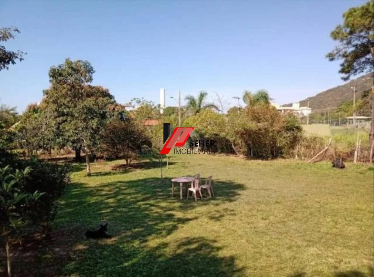 Casa à venda na praia do Santinho com terreno grande à500 metros do mar