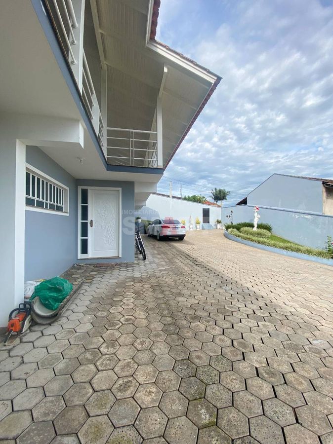 Casa à venda com 3 Suítes + 1 Quarto no bairro Czerniewicz