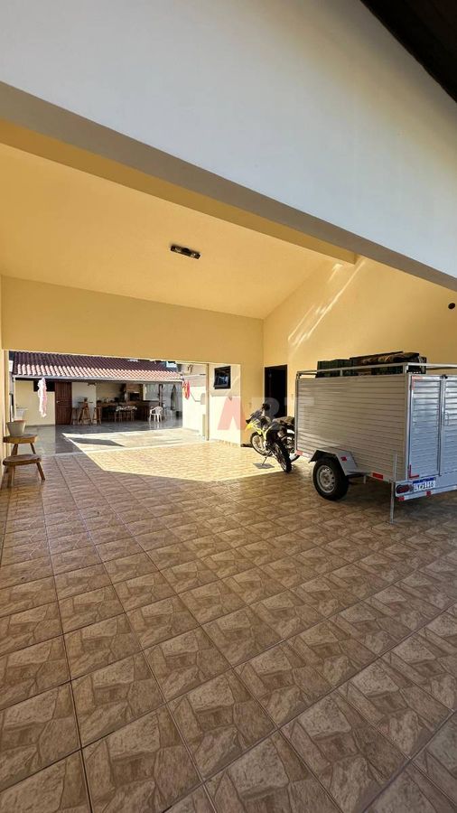 Casa com Suíte + 3 Quartos no Amizade