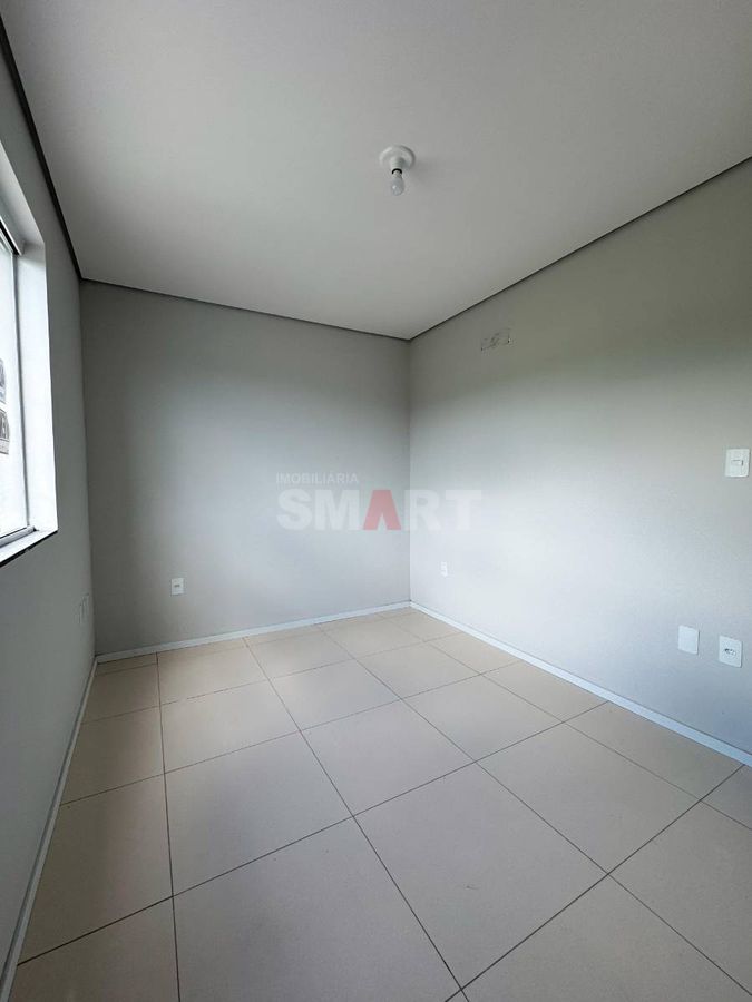 Apartamento Semimobiliado com 2 Quartos no Rau