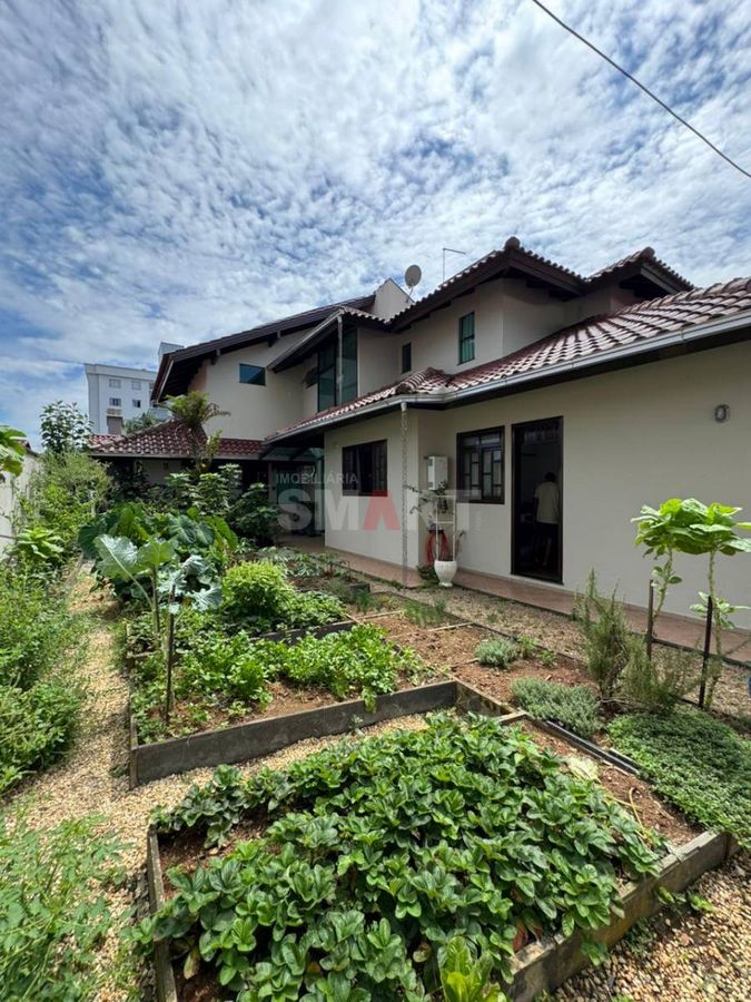 Casa Semimobiliada com 2 Suítes e 1 Quarto no Bairro Vila Nova