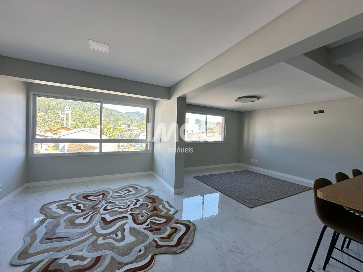 Apartamento com 3 suítes, centro