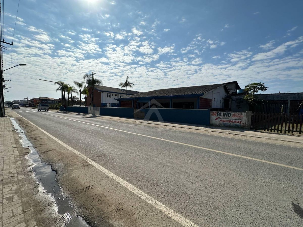 Conjunto comercial + residencial no centro 20 aptos + 3 casas quadra do mar