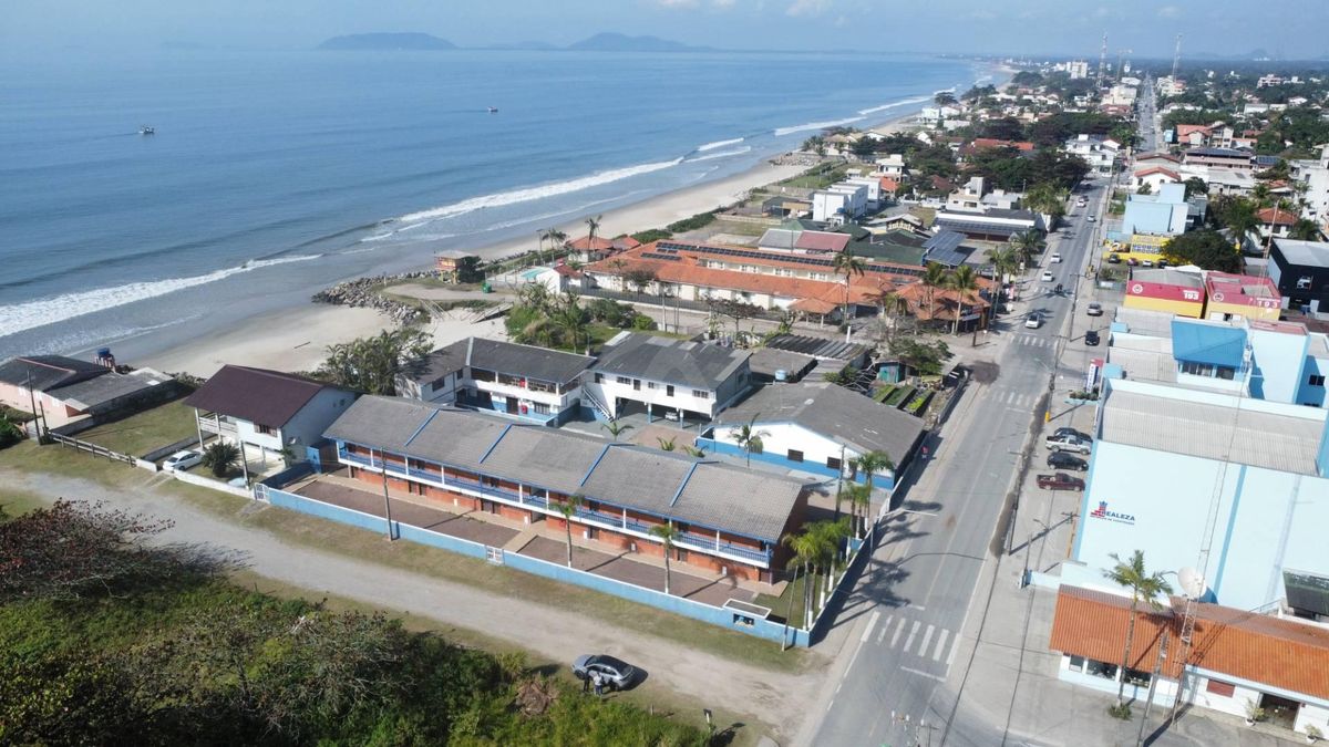 Conjunto comercial + residencial no centro 20 aptos + 3 casas quadra do mar