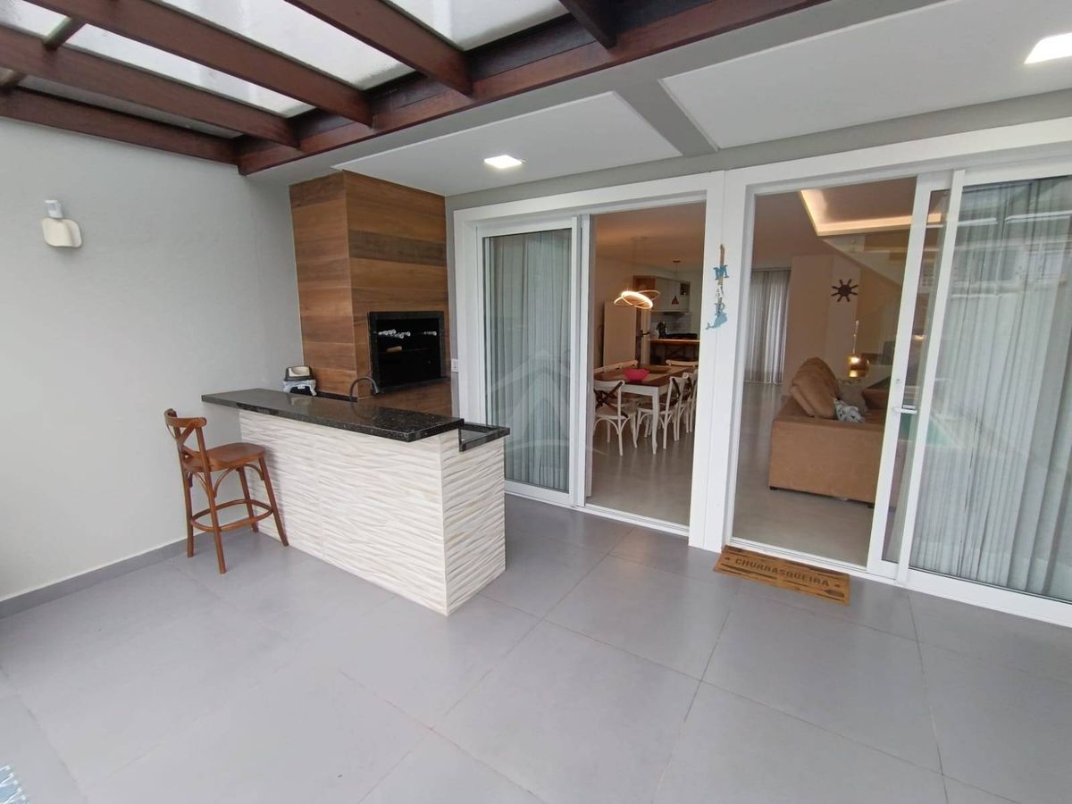 Sobrado quadra mar, com 3 quartos sendo 1 suite, cambijú