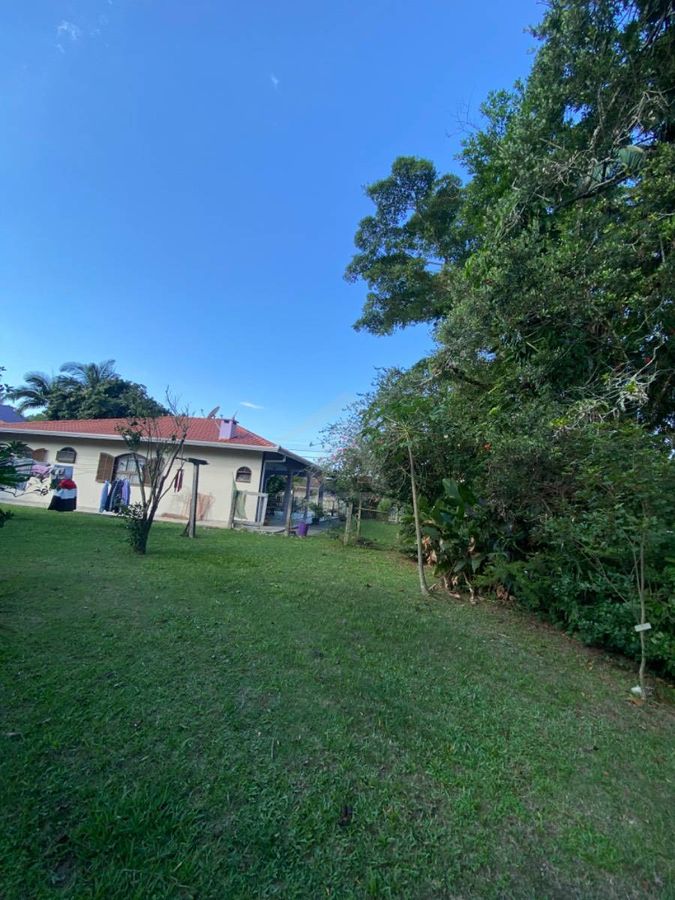 Casa com amplo terreno, 3 quartos, centro